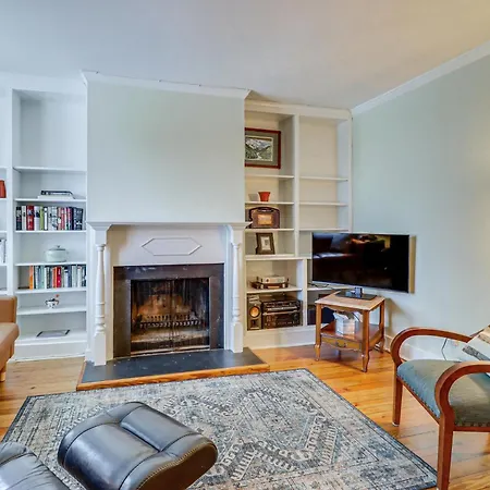 Chic Alexandria Townhome With Patio And Smart Tv!